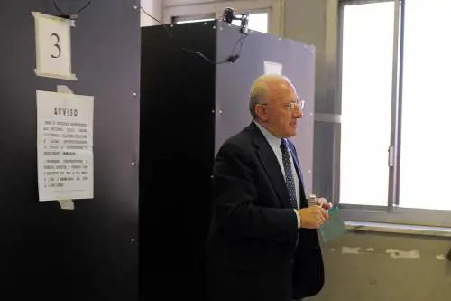 In Campania vota uno su due: avanti l'impresentabile De Luca