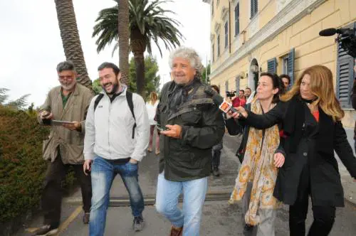 Grillo gongola: "Primi in tre regioni. Renzi? Metà voti delle europee"