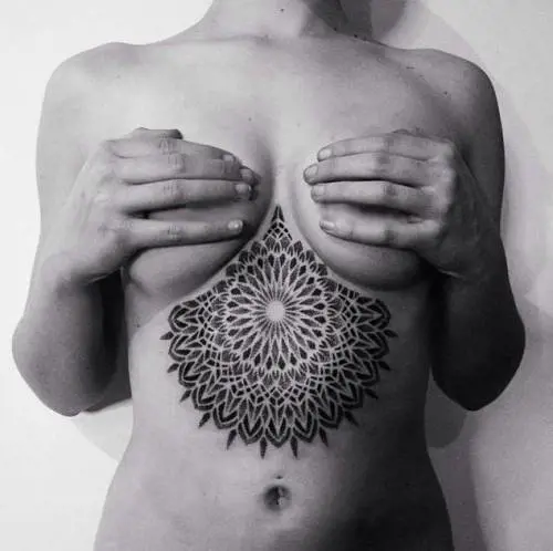 Underboob tatoo, l'ultima moda di Instagram