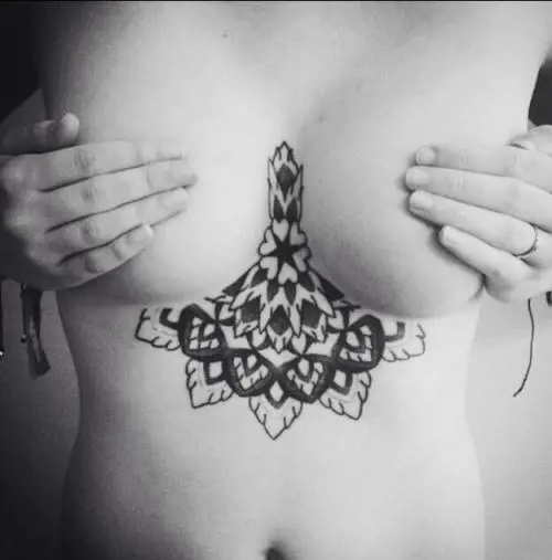 Underboob tatoo, l'ultima moda ​di Instagram