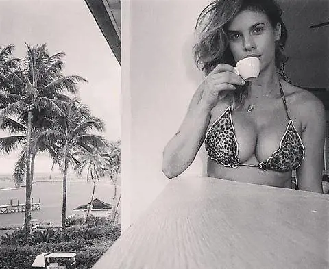 Elisabetta Canalis: sexy colazione su Instagram