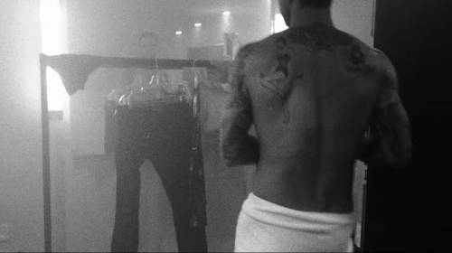 Adam Levine dei Maroon 5 nudo nel nuovo video