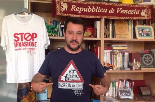 Migranti, Salvini attacca Renzi: "È un verme, usa quel bimbo"