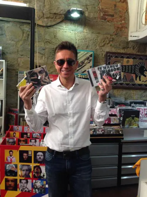 Andrea Scanzi con i dischi di Marco Mengoni