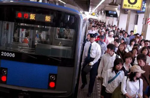 Corpo in decomposizione alla stazione di Tokyo: operaio allertato dalla puzza