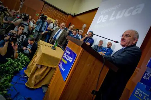 Esposto M5S contro De Luca: Renzi già in un mare di guai