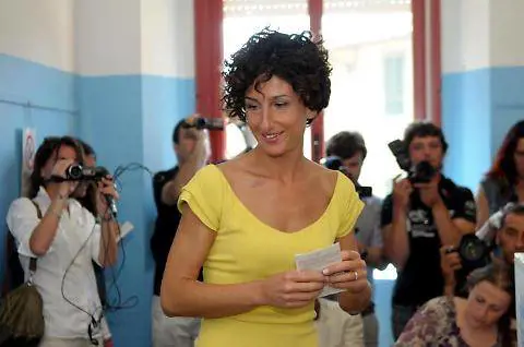 Agense Renzi e quel look sexy al seggio