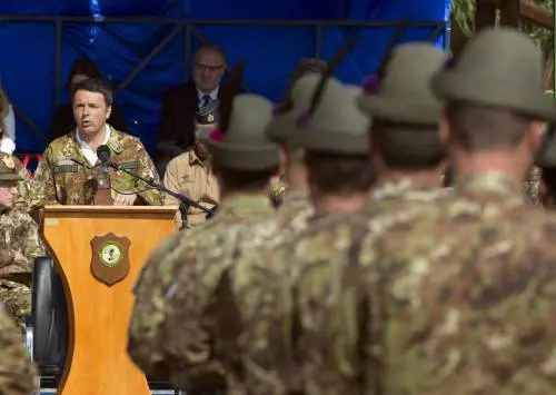 La mamma del parà caduto in Afghanistan a Renzi: "La mimetica non è un gioco"