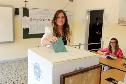 Il ministro delle Riforme Maria Elena Boschi al seggio per il voto alle Comunali e Regionali 