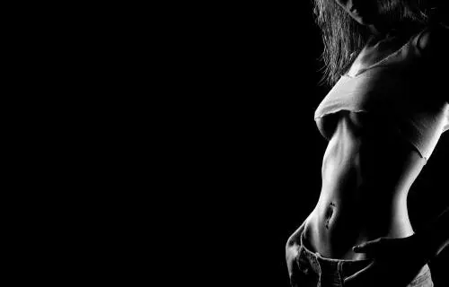 Sorpresa mentre ruba: si abbassa i pantaloni e riesce a fuggire