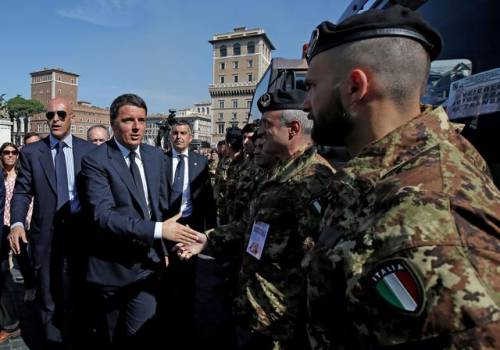 Renzi si dimentica di invitare il Marò alla parata del 2 giugno
