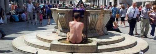 Venezia, turista nudo si lava nella fontana 