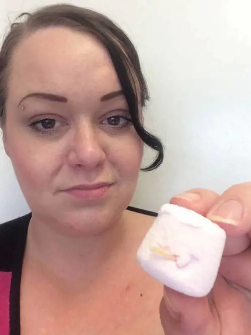 Mangia i marshmallow e trova dentro l'unghia di un piede
