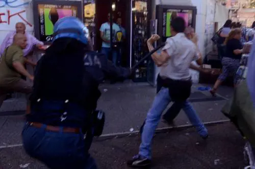 La polizia carica gli antagonisti