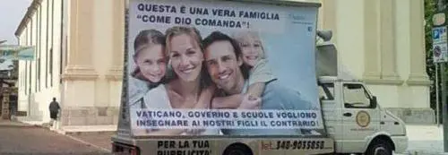 Cartellone contro i matrimoni gay davanti alla chiesa: "Questa è la famiglia come Dio comanda"