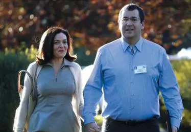 "Senza di te sono più triste e saggia". La signora Facebook commuove il mondo