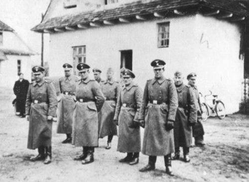 Gli ufficiali delle Ss in posa davanti alla Kommandantur del campo di Belzec