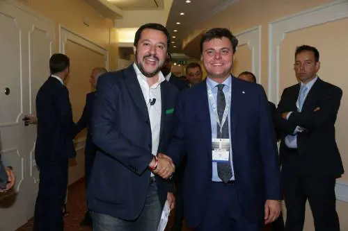 Salvini si mette la giacca