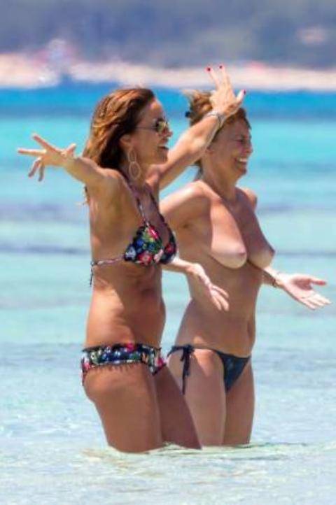 Cristina Parodi, sexy bikini in spiaggia