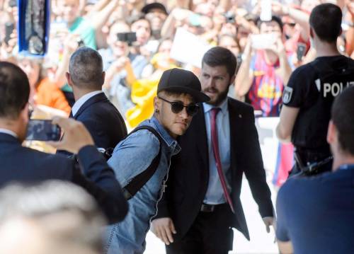 Barcellona, Neymar e suo padre indagati per evasione fiscale