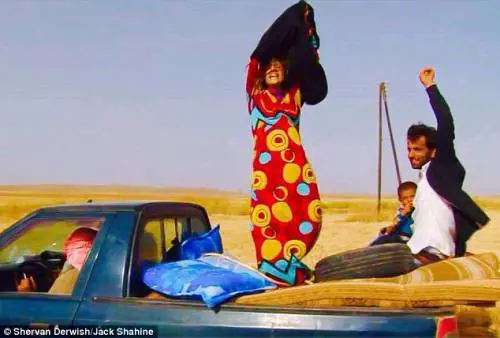 Si tolgono il velo imposto dall'Isis: la gioia delle donne che hanno lasciato il Califfato