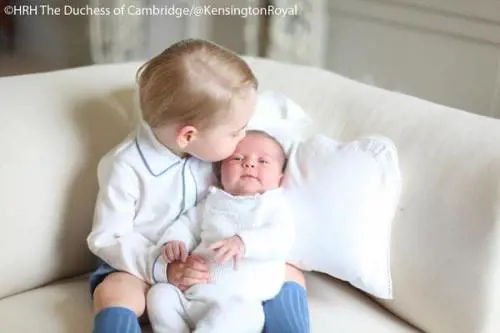 Le prime foto di Charlotte in braccio al fratellino George