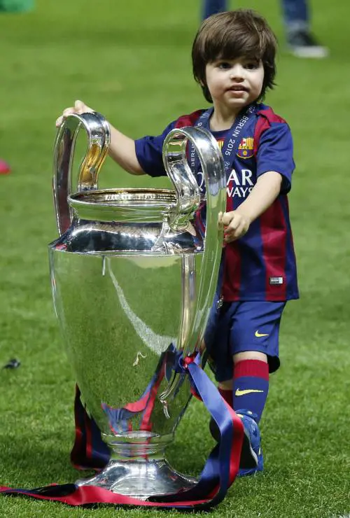 Anche il piccolo Milan Piqué festeggia la Champions