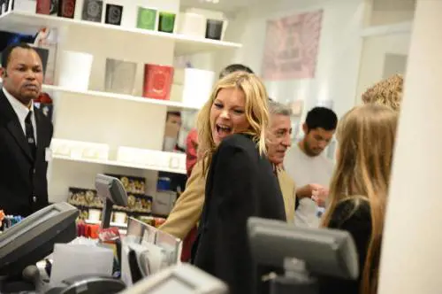 Kate Moss dà in escandescenze: polizia la scorta fuori dall'aereo