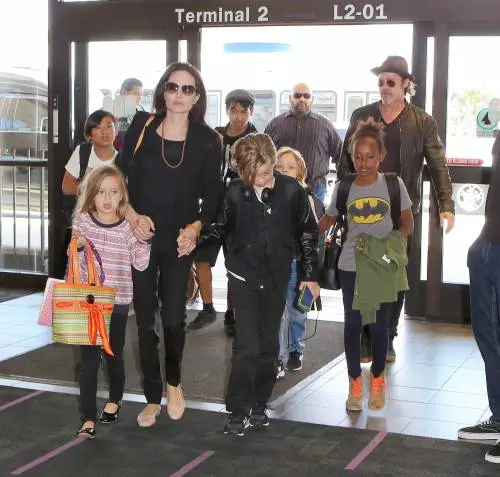 Volo in economy per i "Brangelina"  con i figli al seguito
