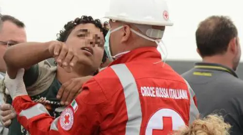 La Croce Rossa in Africa per informare i migranti: "Non gli diremo di non partire"