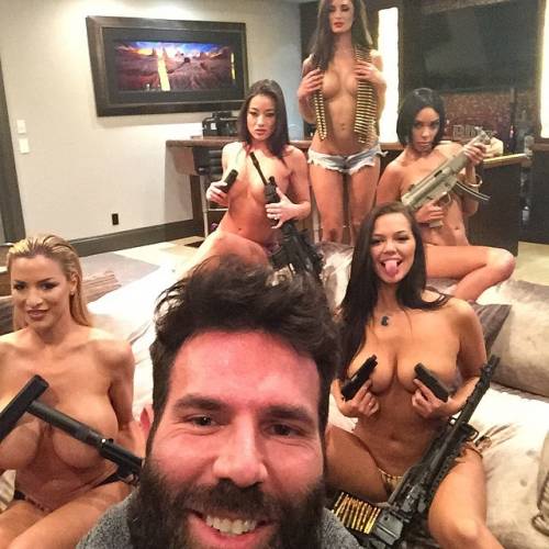 Poker, soldi e donne nude: è Dan Bilzerian il re di Instagram