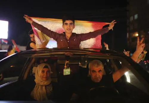 A Diyarbakır la festa dei curdi dopo le elezioni