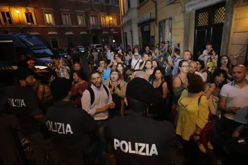 Renzi contestato dagli insegnanti: "Vergogna, vergogna"