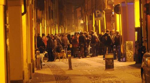 Bologna, la piazza dei collettivi: "Polizia? Una smitragliata e via"