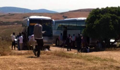 Sardegna, profughi asserragliati sul bus per protesta