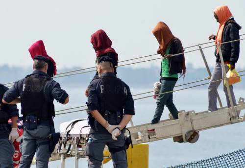 In Europa tornano le frontiere: 400mila migranti verso l'Italia