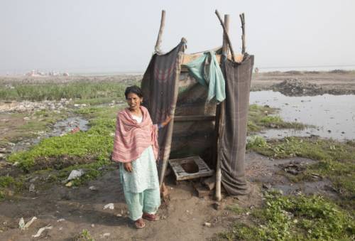 India, 60 milioni di bagni contro il disastro sanitario. Ma il piano rischia il flop