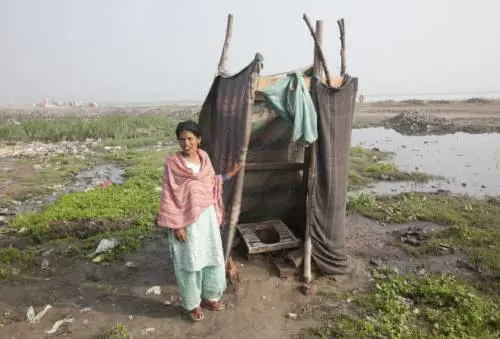 India, 60 milioni di bagni contro il disastro sanitario. Ma il piano rischia il flop