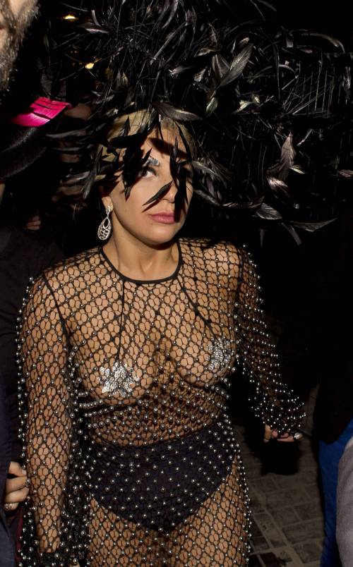 Lady Gaga: hot e con copricapezzoli d'argento a Londra