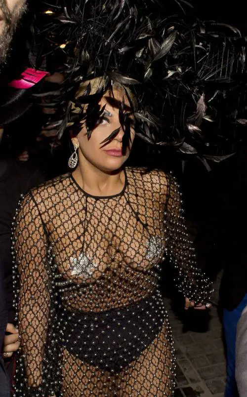 Lady Gaga: hot e con copricapezzoli d'argento a Londra