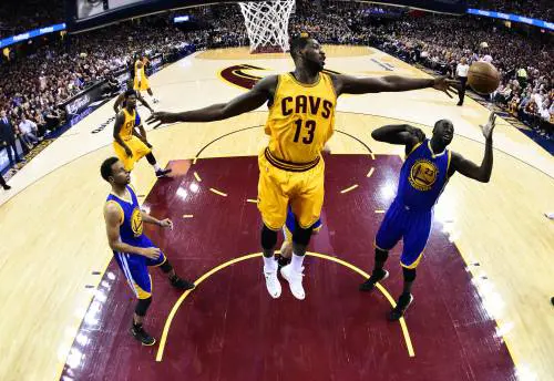 Nba, LeBron fa ancora il fenomeno ma Curry è inarrestabile: 3-2 Warriors