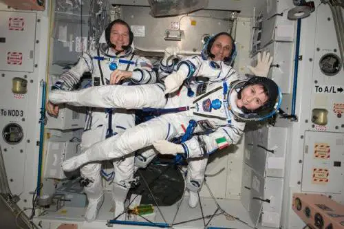 AstroSamantha di nuovo tra noi: "Ma devo reimparare a camminare"