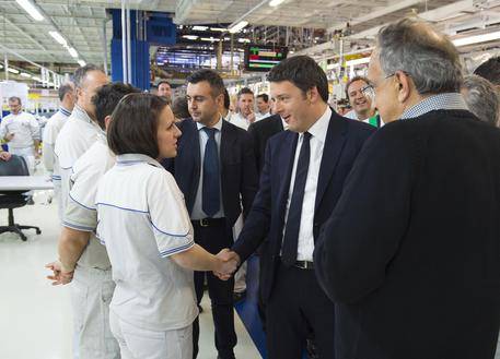 Melfi, operaia non dà la mano a Renzi e lui reagisce "inorridito"