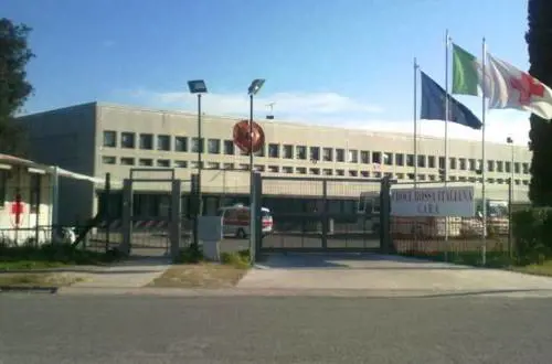 Roma, immigrato accoltella mediatrice culturale fuori dal centro d'accoglienza