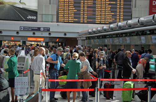 Un mese dopo l'incendio Fiumicino riduce l'operatività