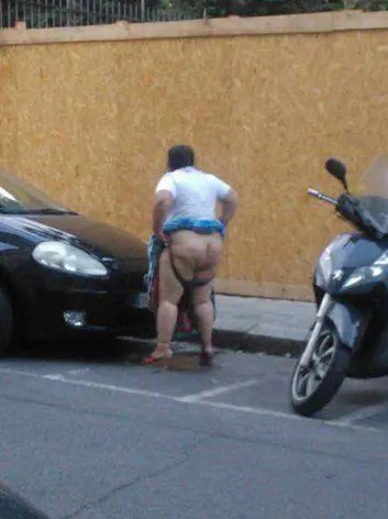 Degrado a Firenze: una donna defeca in strada