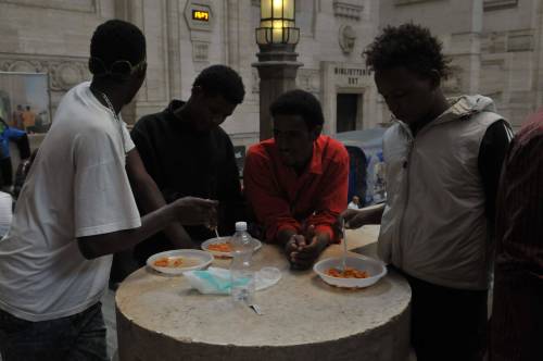 I clandestini bivaccano e mangiano per terra