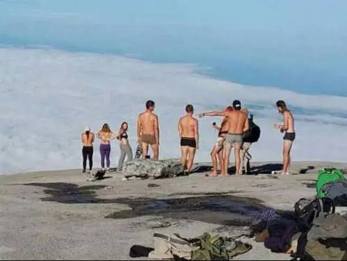 Turisti inglesi sul Monte Kinabalu in Malesia