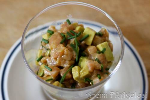 Tartare di salmone e avocado con ​erba cipollina