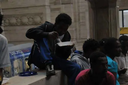 Immigrati, Renzi e Bagnasco: "Non istigare alla paura". Ma gli italiani non stanno con loro